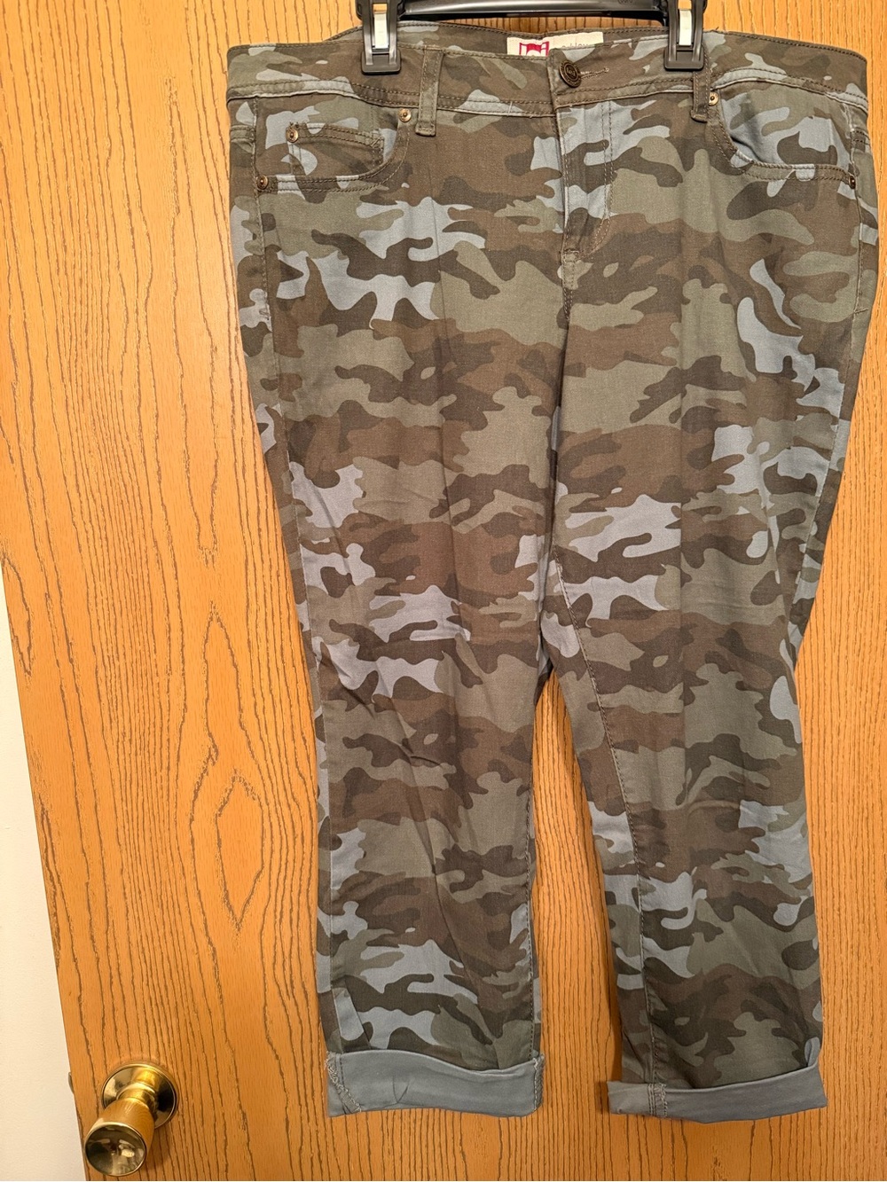 l.e.i. Size 17 regular Ashley low-rise camo capris. From 2012 or 2014